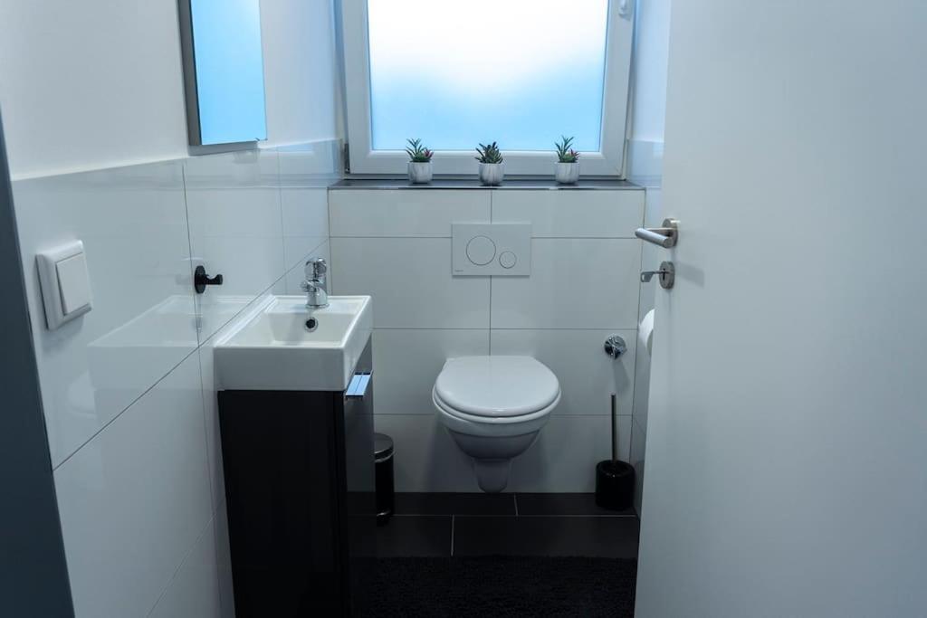 Moderne Ferienwohnung In Gelsenkirchen-Schalke Fuer 1 Bis 7 Personen Mit Terrasse, Ideal Fuer Gruppen & Stadionbesuche Exterior photo